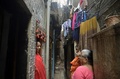 インド・ムンバイのスラム街ダラビで、話をする住民（2019年3月7日撮影）。(c)PUNIT PARANJPE / AFP
