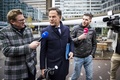 オランダの奴隷制への関与についての演説のためハーグの国立公文書館に到着したマルク・ルッテ首相（中央、2022年12月19日撮影）。(c)Sem van der Wal / ANP / AFP