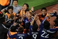2010年サッカーW杯南アフリカ大会（%%2010 World Cup%%）1次リーグE組、デンマーク対日本。日本は3-1で勝利し、勝ち点6（2勝1敗）の同組2位で決勝トーナメントに進んだ。日本の決勝トーナメント進出は、自国開催以外のW杯では初めて。写真はチームの勝利を喜ぶ日本の選手。（2010年6月24日撮影）(c)AFP/PEDRO UGARTE