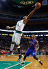 12-13NBAは3日、各地で試合が行われ、ボストン・セルティックス（Boston Celtics）が98-93でデトロイト・ピストンズ（Detroit Pistons）を下し、プレーオフ進出を決めた。

ルーズボールに手を伸ばすボストン・セルティックスのクリス・ウィルコックス（Chris Wilcox、2013年4月3日撮影）。（c）AFP/Getty Images/Jared Wickerham
