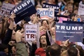 米オハイオ州クリーブランドで開かれた共和党のドナルド・トランプ氏の選挙集会で、会場に入り込んだ民主党のバーニー・サンダース上院議員支持者が掲げた「バーニー」と書かれたプラカード（写真中央上、2016年3月12日撮影）。(c)AFP/Brendan Smialowski
