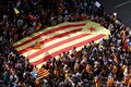 スペインからの独立の是非を問う住民投票が予定されているカタルーニャ州の州都バルセロナで、カタルーニャ独立派の旗「アスタラーダ」を掲げ、政府による投票阻止の構えに抗議する学生デモ（2017年9月28日撮影）。(c)AFP/PAU BARRENA