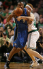 08-09NBA東カンファレンスプレーオフ準決勝、ボストン・セルティックス（%%Boston Celtics%%）対オーランド・マジック（%%Orlando Magic%%）第7戦。試合はマジックが101-82でセルティックスを下し、対戦成績を4勝3敗としてカンファレンス決勝に進出した。写真はセルティックスのブライアン・スカラブリニ（%%Brian Scalabrine%%）のチェックを受けるマジックのラシャード・ルイス（%%Rashard Lewis%%）。（2009年5月17日撮影）(c)AFP/Getty Images/NBAE/Elsa