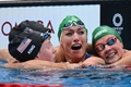 東京五輪、競泳女子200メートル平泳ぎ決勝。レースを終えた米国のリリー・キング（左手前）とアニー・ラゾー（左奥）、南アフリカのタチアナ・スクンマカー（中央）、南アフリカのケーリーン・コーベット（2021年7月30日撮影）。(c)Jonathan NACKSTRAND / AFP