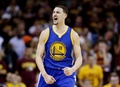 14-15NBAファイナル、クリーブランド・キャバリアーズ対ゴールデンステイト・ウォリアーズ。3ポイントシュートを決めて喜ぶゴールデンステイト・ウォリアーズのクレイ・トンプソン（2015年6月16日撮影）。(c)AFP/Getty Images/Ezra Shaw