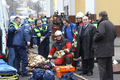露モスクワ（Moscow）のパルククリトゥールイ（Park Kulturi）駅で起きた自爆攻撃で負傷した乗客を搬送する救急隊員ら（2010年3月29日撮影）。(c)AFP/RIA NOVOSTI