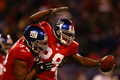 インターセプトを成功させチームメイトのオウシ・ウメニオーラ（%%Osi Umenyiora%%、左）と共に喜ぶジャイアンツのジブリル・ウィルソン（%%Gibril Wilson%%）。(c)AFP/Getty Images Al Bello