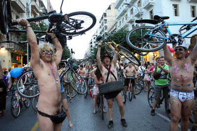 注目度は抜群!? 環境保護訴える裸のサイクリング ギリシャ