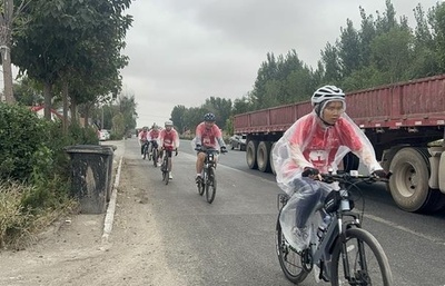 中国の中学生24人 国慶節を祝って自転車で410キロを走り天安門広場へ