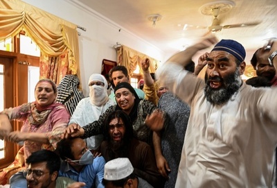 カシミール衝突で民間人死亡、インド治安要員が遺体に孫座らせ写真撮影か