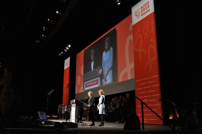 国際エイズ会議、黙とうで開幕 マレーシア機搭乗の6人悼む