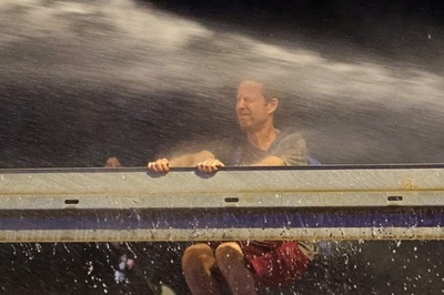 【今日の1枚】涼んでるんじゃない、放水に耐えて抗議活動 イスラエル