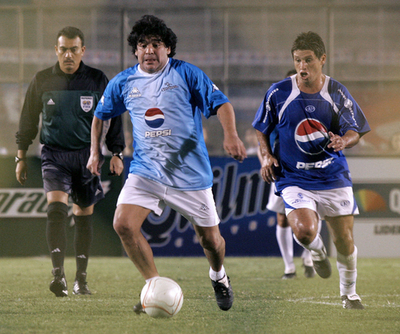 ＜サッカー ショーボール＞マラドーナ グアテマラで親善試合 - グアテマラ