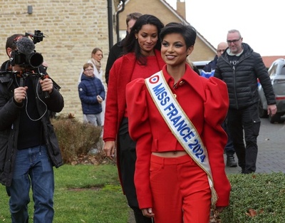 ミス・フランス、笑顔で凱旋 パレードも開催