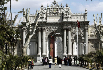 大統領公邸前で警官襲撃、男を拘束 トルコ