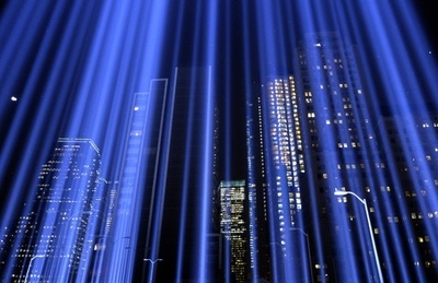 光のツインタワーで米同時多発テロ被害者を追悼、NY