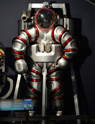 水深305mまで可能、最先端の潜水服「エクソスーツ」