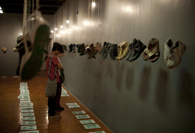 行方不明者捜した靴をつるした展覧会開催、メキシコ