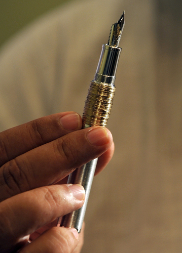 ガンジー肖像入り万年筆、販売中止求める訴訟 インド