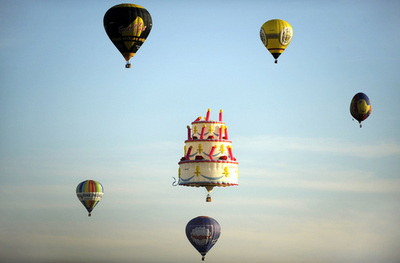 ドイツの秋空で熱気球の競演、バースデーケーキ型も