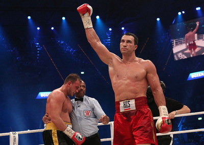 クリチコが王座防衛、ピアネタを寄せ付けず6回TKO勝ち