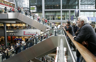 欧州最大のベルリン中央駅が開業 - ドイツ