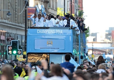 リーグ制覇のマンチェスター・シティが優勝パレード