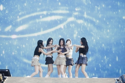 NewJeans、「ロラパルーザ・シカゴ」の舞台に熱い視線