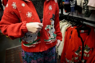 キッチュだけどクール、英国でブームの「クリスマスセーター」