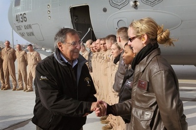 米軍、女性にも戦闘任務を認める方針