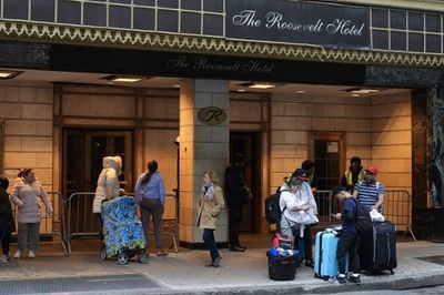 米NY市 ルーズベルトホテル内の移民センターを閉鎖