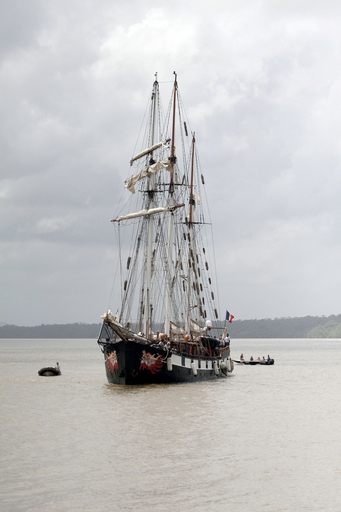 航海中のフランス帆船、南米の仏領ギアナに到着