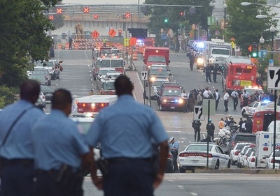 犯人は「無言で銃乱射」、米海軍施設の職員らが証言