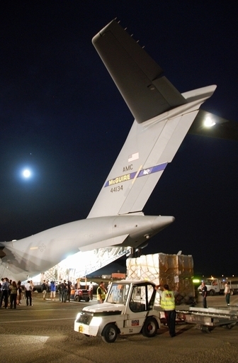 米国の人道支援物資、第一便がグルジア首都に到着