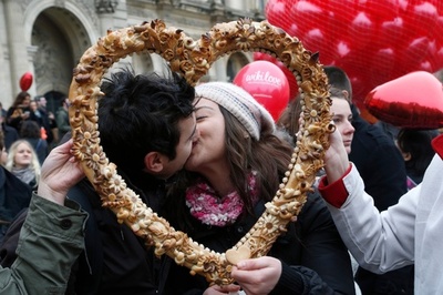 チョコ、愛のスプーン、むち打ち…？ バレンタインデーの歴史