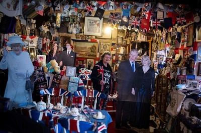 英王室の「スーパーファン」、戴冠式に合わせコレクション公開