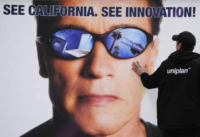 IT見本市「CeBIT」間もなく開幕、シュワルツェネッガー州知事の看板も登場