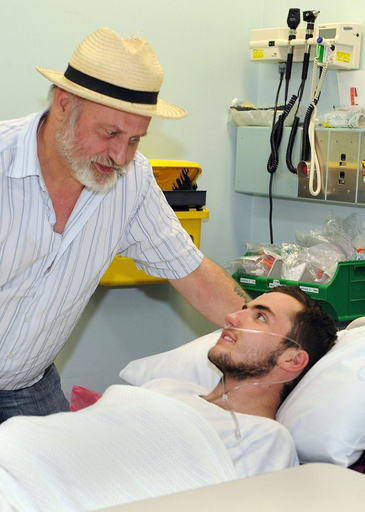 原野から生還の19歳英国人の父、｢作り話｣疑惑を一蹴