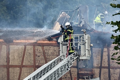 貸別荘で火災、9人死亡 仏東部