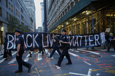 大半の米国人は人種問題に悲観的、世論調査