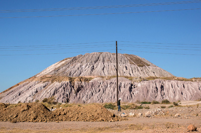 コンゴ鉱山で違法採掘者に「屈辱的扱い」 中国人2人を訴追