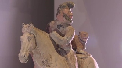 古代中国の北方・西方民族 ヒョウを連れて猟？