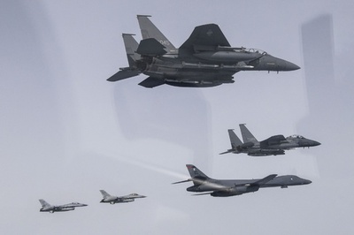 米韓空軍、韓国上空で合同訓練 米戦略爆撃機も参加