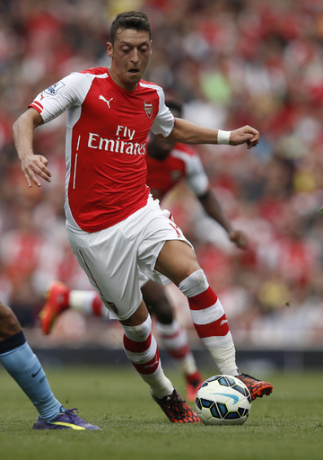 エジルが膝を負傷、最大12週間の離脱