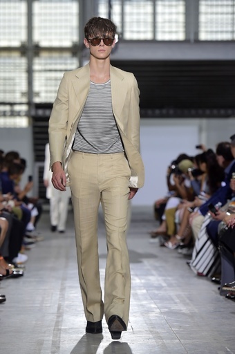 多彩なスーツスタイル、「コスチューム ナショナル」15年春夏メンズ