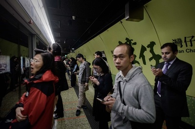 香港地下鉄、スマホ利用者のため座席の一部撤去を検討