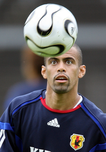 ＜06サッカーW杯＞ハイボールに身構える三都主 - ドイツ