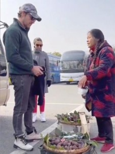 流暢な英語で外国人と会話 中国成都の果物売り女性に注目