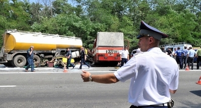 賄賂の紙幣を食べた警官に有罪判決、ロシア