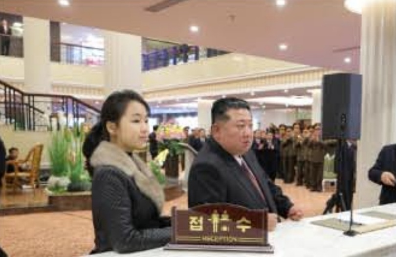 三池淵市ホテル竣工式に出席したキム総書記と娘＝労働新聞(c)KOREA WAVE